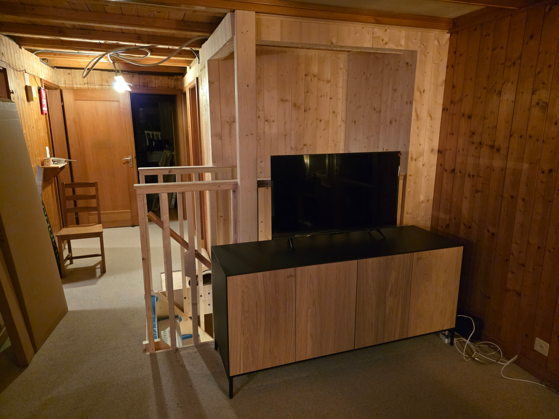 Balustrade rond het trapgat met nieuw tv-meubel op de bovenverdieping