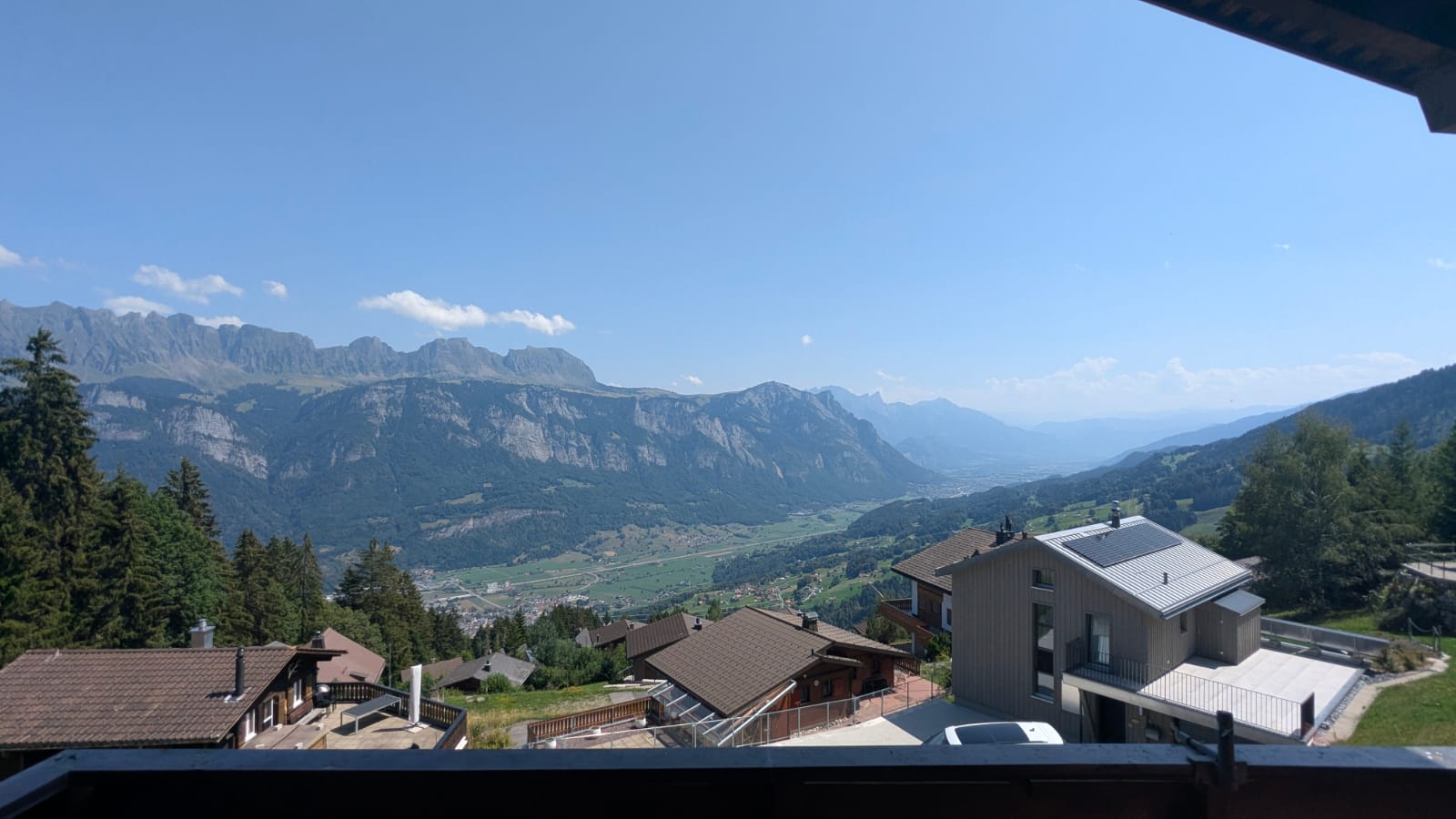Uitzicht vanaf het balkon op de Churfirsten in de zomer