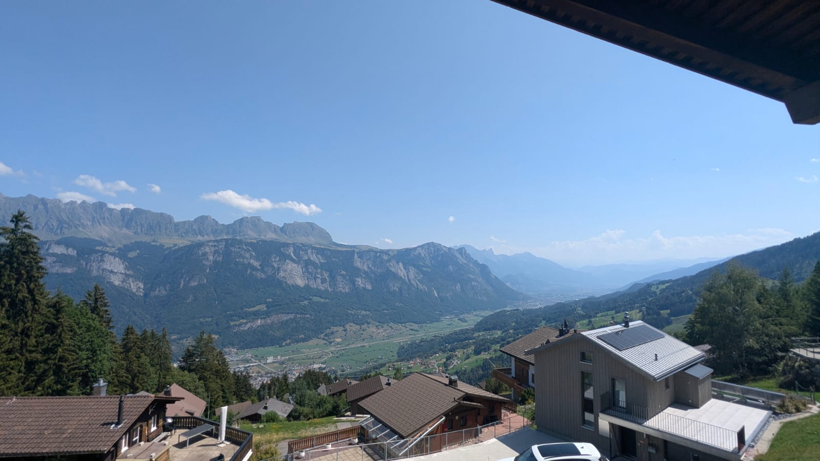 Zomers uitzicht op de Churfirsten vanaf Flumserberg