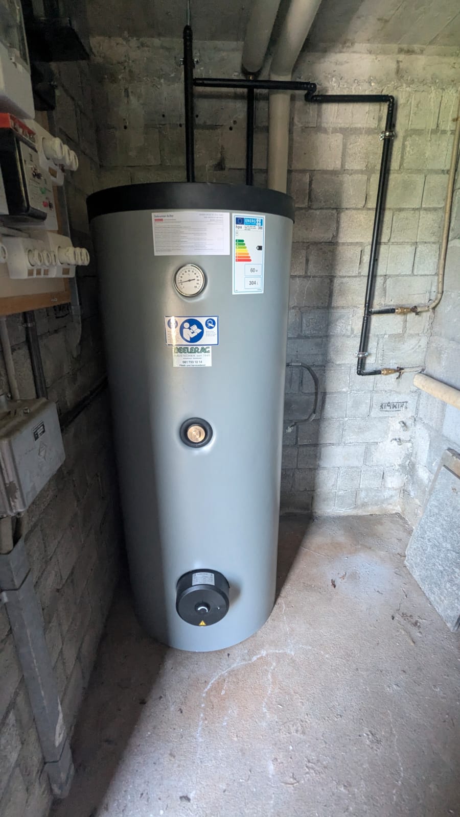 Nieuwe boiler van 300 liter in de kelder van het chalet