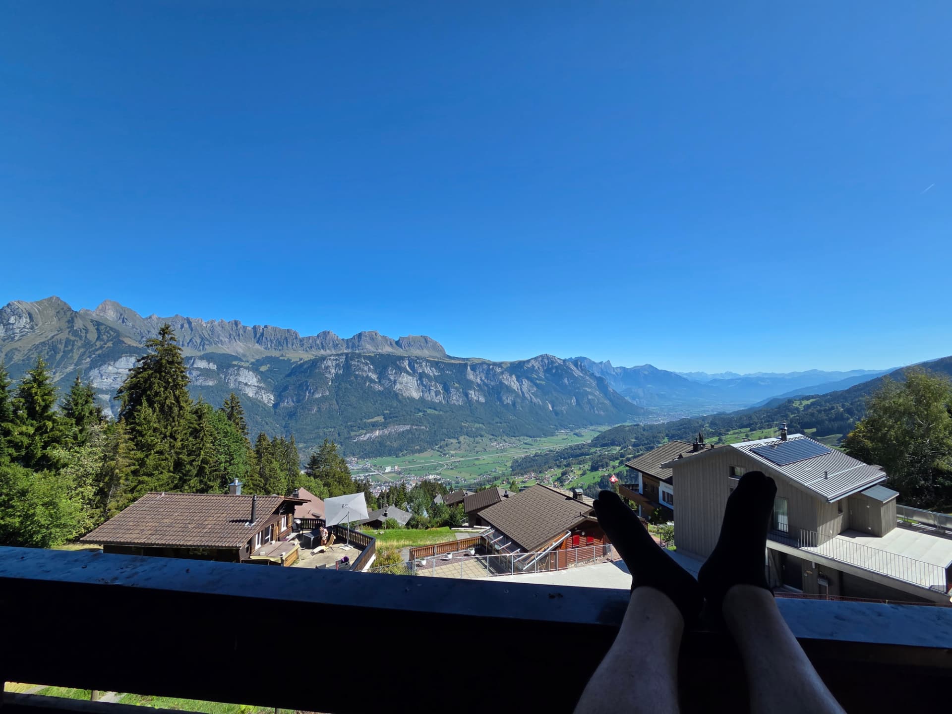 Even de benen omhoog op het balkon