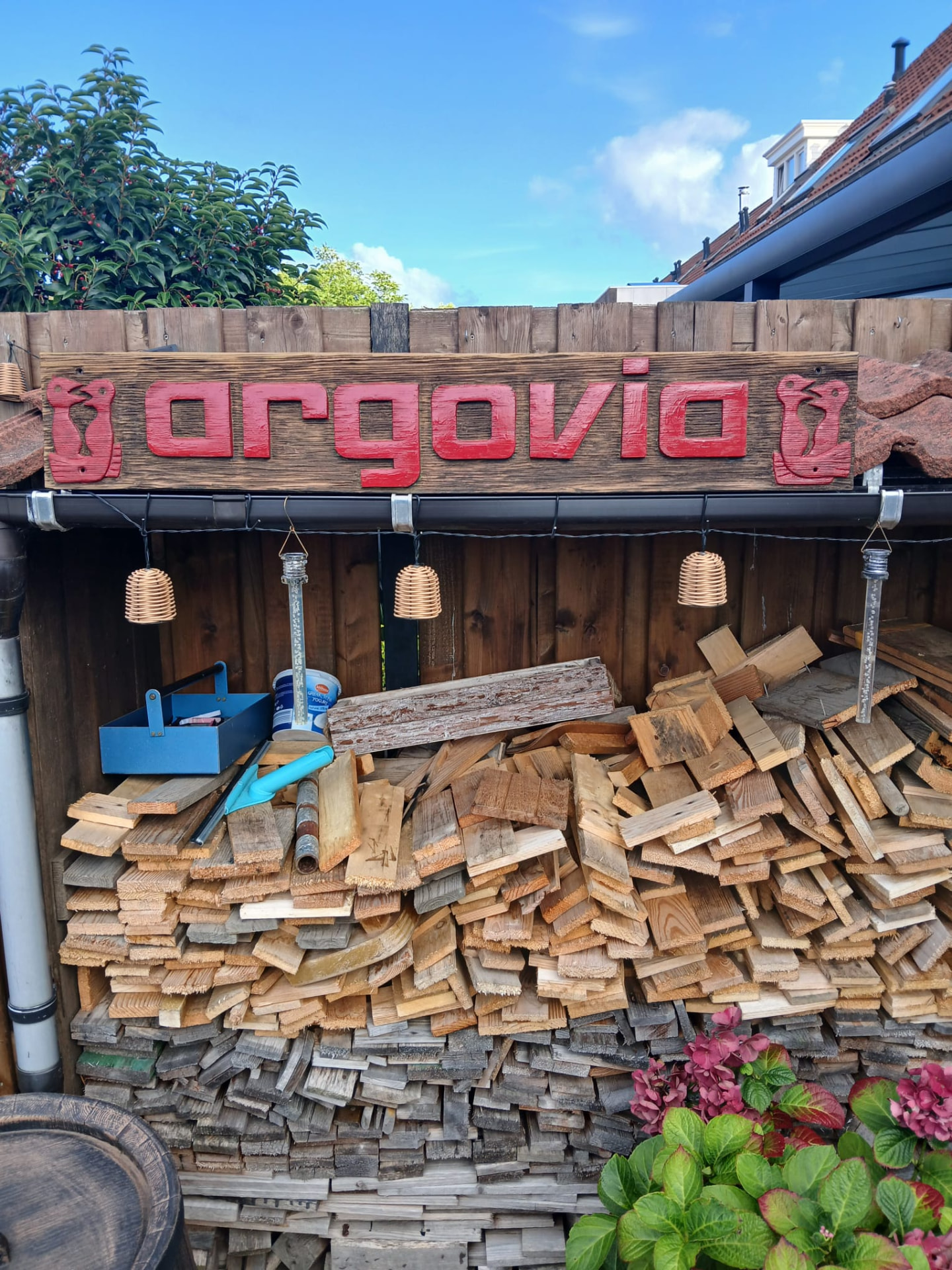 Het opgeknapte naambord van Chalet Argovia