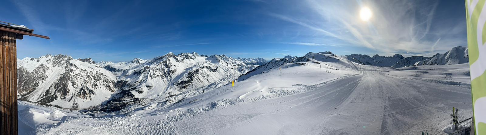 Panorama vanaf de Flumserberg met uitzicht op de besneeuwde Churfirsten en pisten