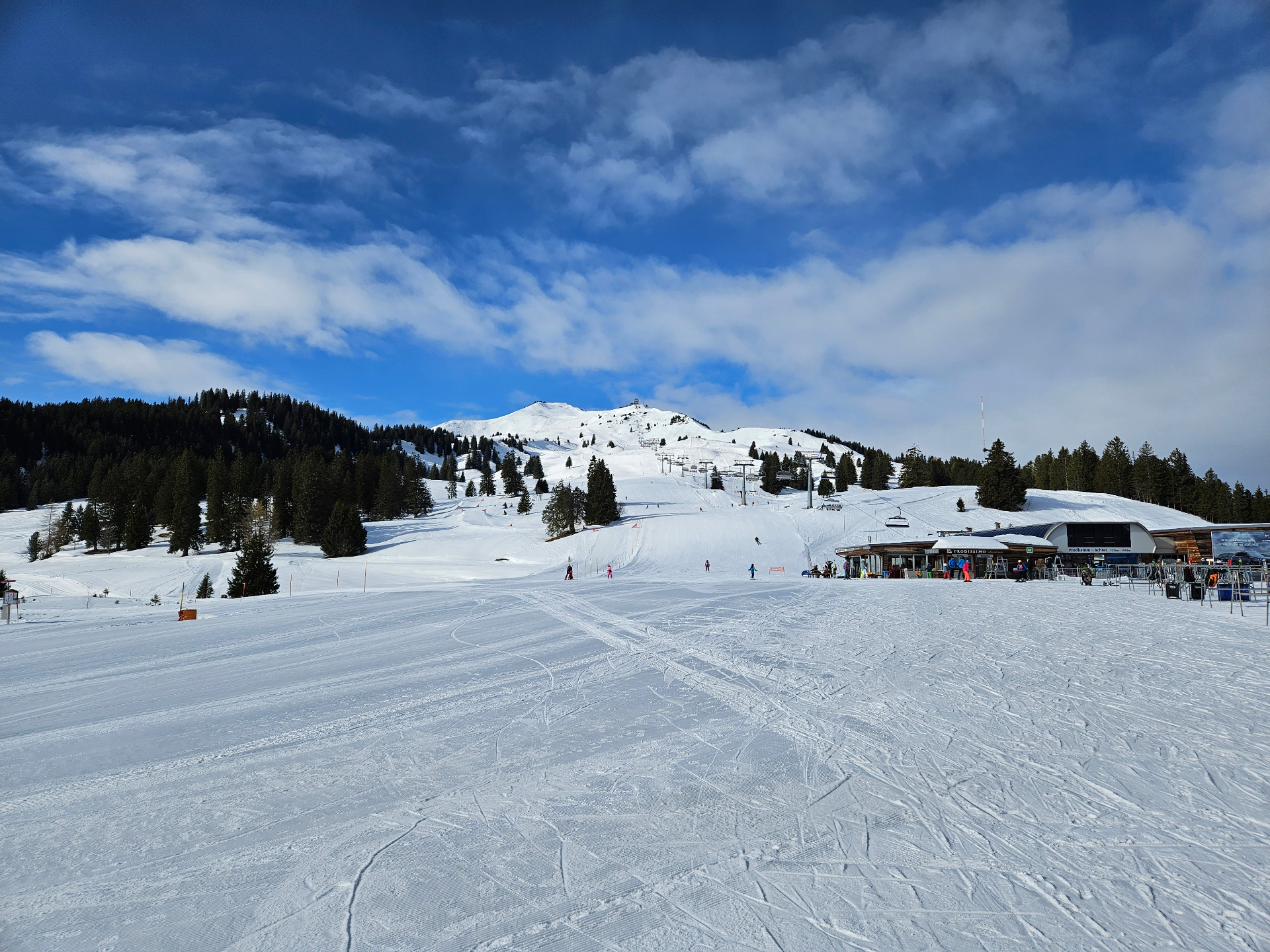 Prodkamm bergstation met skipiste en stoeltjeslift op Flumserberg