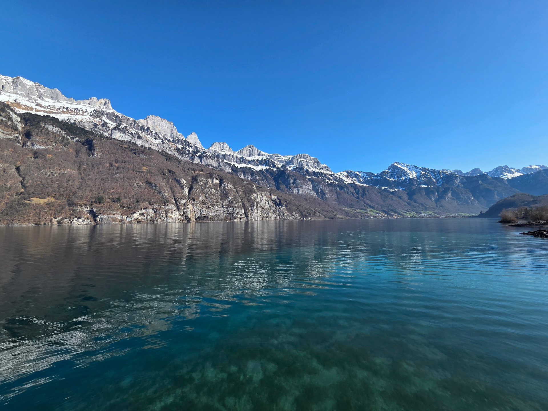 Helder turkoois water van de Walensee met de Churfirsten op de achtergrond